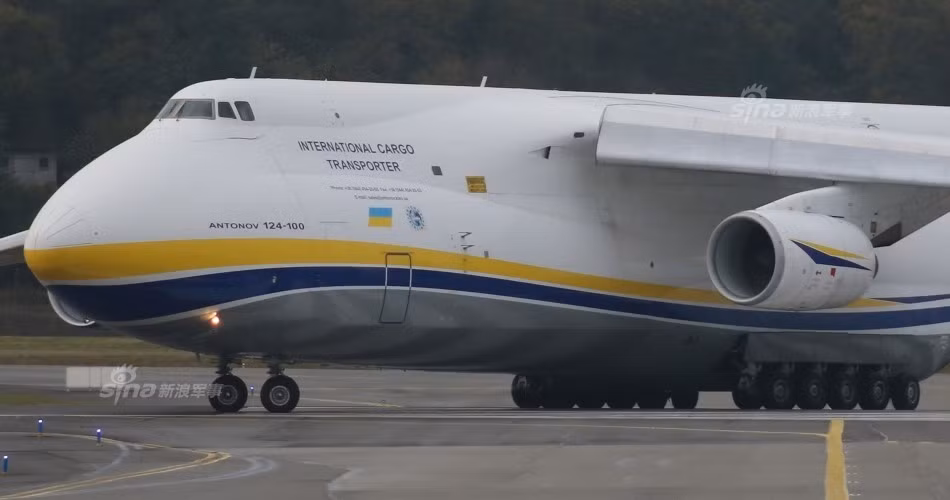 Trọng lượng rỗng của chiếc phi cơ này vào khoảng 175 tấn trong khi đó trọng lượng cất cánh tối đa của nó đạt tới 405 tấn. Máy bay được trang bị bốn động cơ tuốc bin cánh quạt cực khỏe loại Progress D-18T. Nguồn ảnh: Sina.