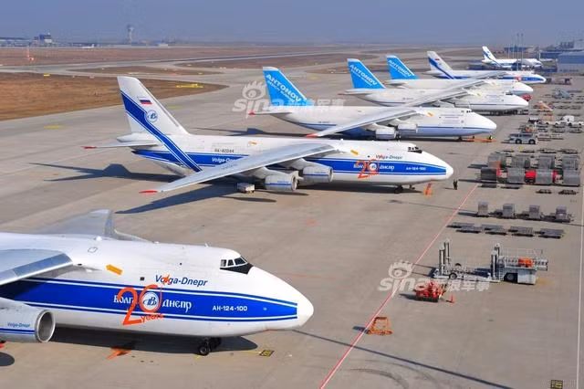 Theo đó, loại máy bay mà Nga và Ukraine nhiều khả năng sẽ hợp tác sản xuất chung là loại vận tải cơ hạng nặng An-124. Đây là loại vận tải cơ lớn nhất thế giới trước khi chiếc An-225 cũng do Nga và Ukraine cùng sản xuất xuất hiện vào năm 1988. Nguồn ảnh: Sina.