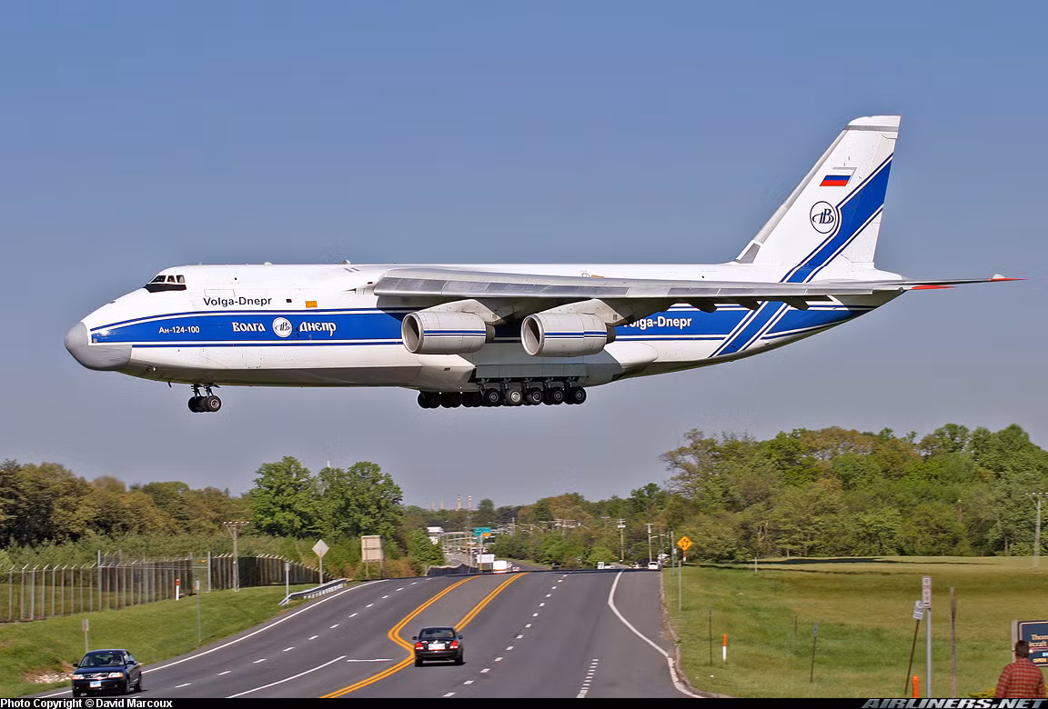 Tầm bay của An-124 phụ thuộc vào trọng lượng hàng hóa nó mang theo. Theo đó, tầm bay xa nhất của An-124 là khi không tải đạt 15.000 km và tầm bay ngắn nhất khi mang đầy tải (150 tấn hàng hóa) vào khoảng 3200 km. Nguồn ảnh: Airliner.