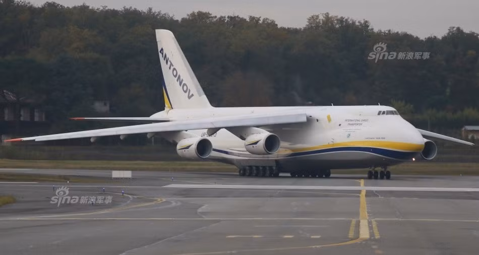 Tốc độ bay tối đa của vận tải cơ Antonov An-124 vào khoảng 865 km/h, tốc độ hành trình 850 km/h và có trần bay lên tới 12.000 mét. Nguồn ảnh: Sina.