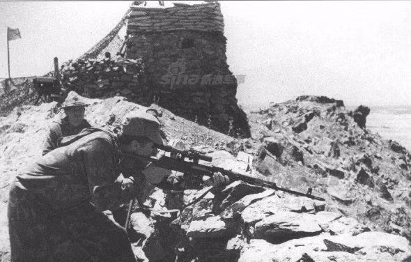 Trên chiến trường Afghanistan nóng nực, những chi tiết này cũng không khiến người lính cảm thấy khó chịu vì gần như mọi khẩu súng do Liên Xô sản xuất đều được thiết kế bộ phận cò và chốt an toàn rất lớn. Nguồn ảnh: Sina.