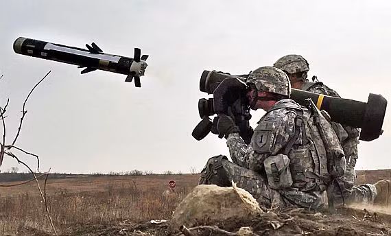 …ở cự ly an toàn khoảng 20m so với vị trí bắn của xạ thủ, động cơ chính sẽ đánh lửa khởi động đưa đạn tới mục tiêu. Đặc trưng này giúp các xạ thủ triển khai dễ dàng Javelin trong môi trường đô thị, nhiều chướng ngại vật mà không gây hại cho xạ thủ. Nguồn ảnh: Military.