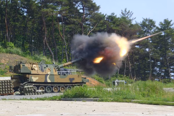 Ưu thế của pháo binh Hàn Quốc không nằm ở pháo kéo mà lại tới từ những khẩu pháo tự hành của nước này. Cụ thể, Hàn Quốc có 1040 khẩu pháo tự hành K55 do Samsung sản xuất dựa trên mẫu pháo M109A2 của Mỹ. Với số lượng pháo tự hành có sẵn khá nhiều và đặc biệt là khả năng tự sản xuất, Hàn Quốc có ưu thế rất lớn với loại pháo tự hành này. Nguồn ảnh: K55.