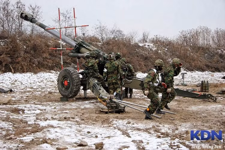 Về các loại pháo kéo, pháo binh Hàn Quốc có tổng cộng bốn loại pháo kéo chính bao gồm M2 105 mm do Mỹ sản xuất, KH178 105 mm do Kia Machine Tool của Hàn Quốc sản xuất, M114 155 mm do Mỹ sản xuất và khẩu pháo KH179 cỡ nòng 155 mm do Hàn Quốc sản xuất. Nguồn ảnh: Max.