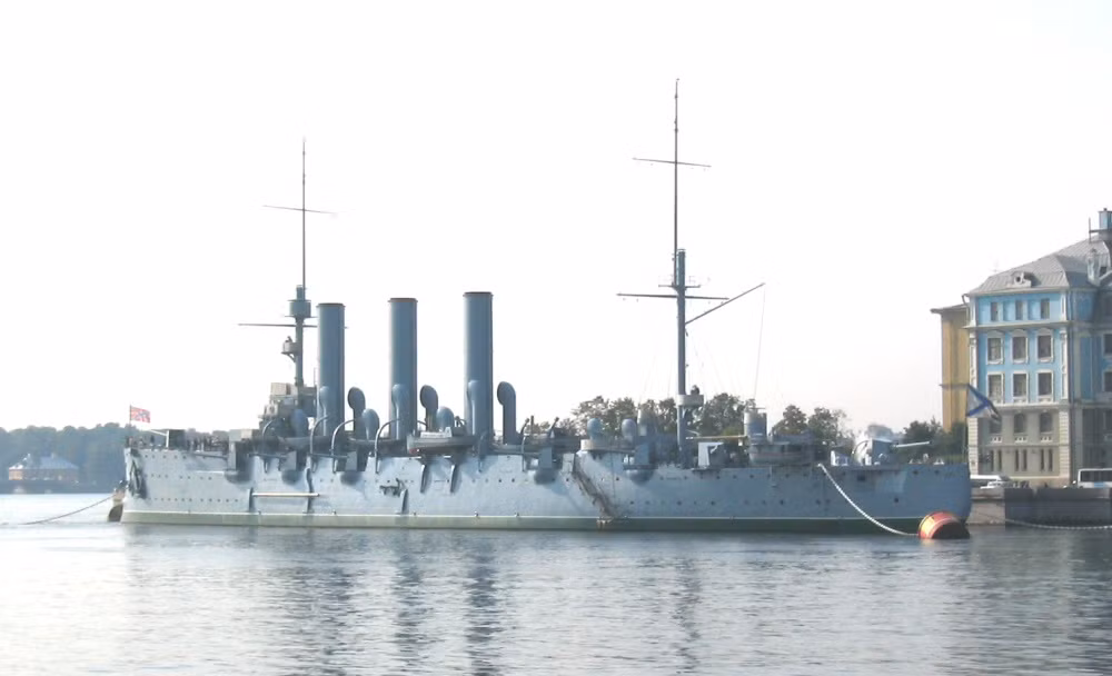 Trong cuộc Cách mạng tháng Mười Nga vĩ đại, chiến hạm Rạng Đông đã nổ phát súng báo hiệu đầu tiên cho trận chiến cuối cùng diễn ra tại Cung điện Mùa Đông ở Petrograd, đánh dấu sự sụp đổ của chế độ phong kiến ở Nga, chấm dứt sự trị vì của Nga Hoàng và mở ra thời đại mới cho nước Nga. Nguồn ảnh: Wiki..