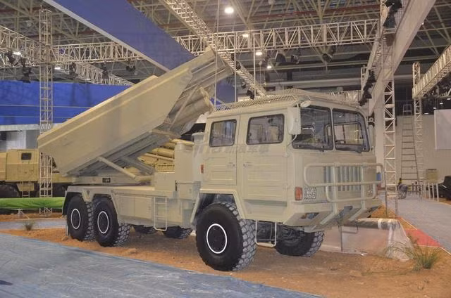 Theo thông tin được báo chí Algeria đăng tải, pháo phản lực phóng loạt SR5 sẽ được sử dụng kết hợp với những tổ hợp pháo phản lực phóng loạt BM-21 và BM-30 có xuất xứ từ Liên Xô hiện cũng đang nằm trong kho vũ khí của nước này. Nguồn ảnh: Menadefence.