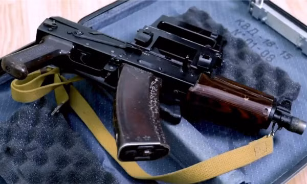 Và một trong những món "đồ chơi" mà Mật vụ Nga yêu thích có tên là "Hộ tống" một loại vũ khí đặc biệt bao gồm một khẩu súng trường tấn công AKS-74U nhỏ gọn được ngụy trang trong một vali xách tay. Nguồn ảnh: Citizens