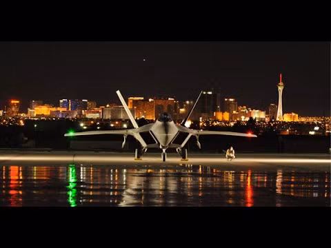 F-22 thiết kế khoang vũ khí trong thân để đảm bảo tối ưu cho khả năng tàng hình. Với nhiệm vụ đối không, F-22 mang được 8 tên lửa không đối không tầm ngắn - tầm trung. Còn nhiệm vụ đối đất thì nó mang 2 tên lửa đối không và 8 bom có điều khiển 110kg. Nguồn ảnh: Youtube.