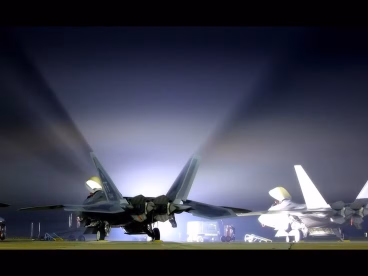 F-22 trang bị 2 động cơ tuốc bin phản lực cánh quạt đẩy F119-PW-100 cho phép đạt tốc độ tối đa 2.410km/h. Đặc biệt nó có thể đạt tốc độ vượt âm 1.963km/h mà không cần đốt nhiên liệu lần 2. Nguồn ảnh: Pinterest.