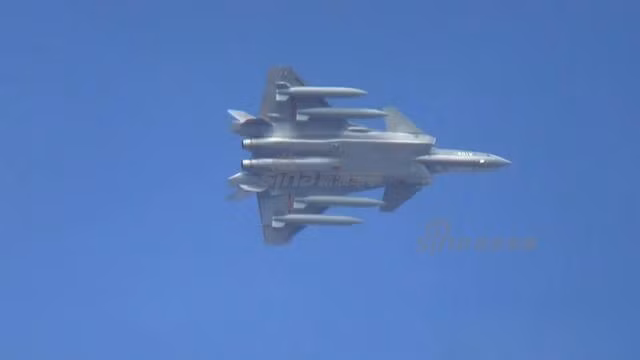 Cả bốn thùng nhiên liệu phụ này đều được gắn dưới hai cánh của chiếc chiến đấu cơ J-20. Điều đặc biệt là không có bất cứ một thùng nhiên liệu nào được gắn dưới bụng của J-20, có thể phần bụng của J-20 sẽ không cho phép gắn thêm thiết bị ở phía bên ngoài mà chỉ có thể chứa vũ khí ở bên trong. Nguồn ảnh: Sina.