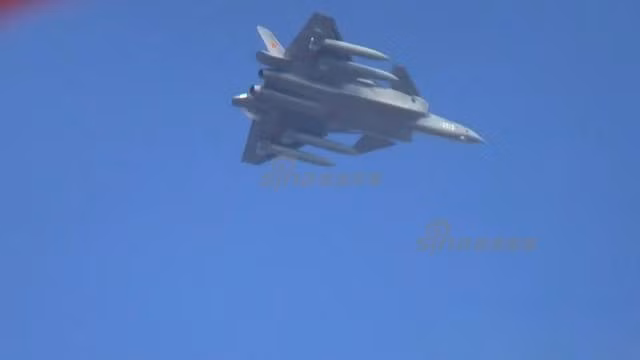 Bốn thùng nhiên liệu mà J-20 mang theo được xác định là loại thùng 2400 lít. Nếu tính gộp cả lượng nhiên liệu mà J-20 chứa bên trong máy bay, tổng cộng chiếc phi cơ này có khả năng mang theo tới 19.340 kg nhiên liệu, một con số cực kỳ đáng nể. Nguồn ảnh: Sina.