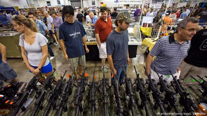 Kể từ sau năm 1986, các loại vũ khí khi bán ra tại nhiều bang ở Mỹ đã bị cấm có chế độ tự động mà chỉ được phép có chế độ bắn bán tự động (nghĩa là từng viên một). Tuy nhiên, nhiều thiết bị giúp biến súng bán tự động thành tự động hoàn toàn được bán đầy rẫy trên mạng hoặc ở những bang không có lệnh cấm vũ khí tự động. Nguồn ảnh: DW.