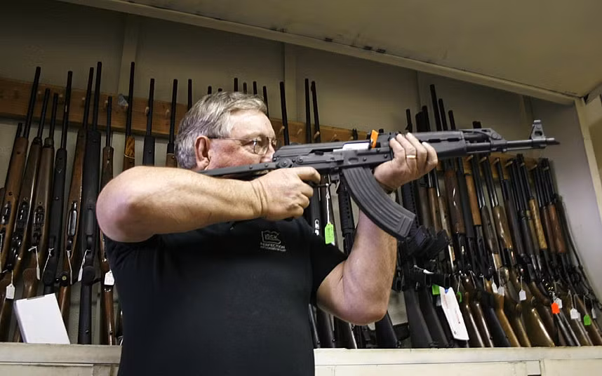 Trước khi Mỹ cấm vận kinh tế Nga, nhiều công ty xuất nhập khẩu súng ở Mỹ đã kịp nhập hàng ngàn khẩu AK-47 do Nga sản xuất về "bán dần". Mặc dù vậy, do nhu cầu quá lớn nên những khẩu AK-47 xuất xứ Nga hoặc Liên Xô hiện tại ở Mỹ rất hiếm. Nguồn ảnh: Tele.