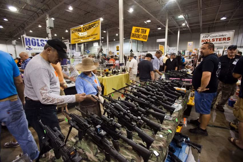 Điều này khiến cho người dân Mỹ có thể biến bất cứ khẩu AR-15 hay khẩu AK-47 bán tự động nào thành súng tự động một cách dễ dàng. Ảnh: Người dân Mỹ mua súng trong siêu thị. Nguồn ảnh: SPI.