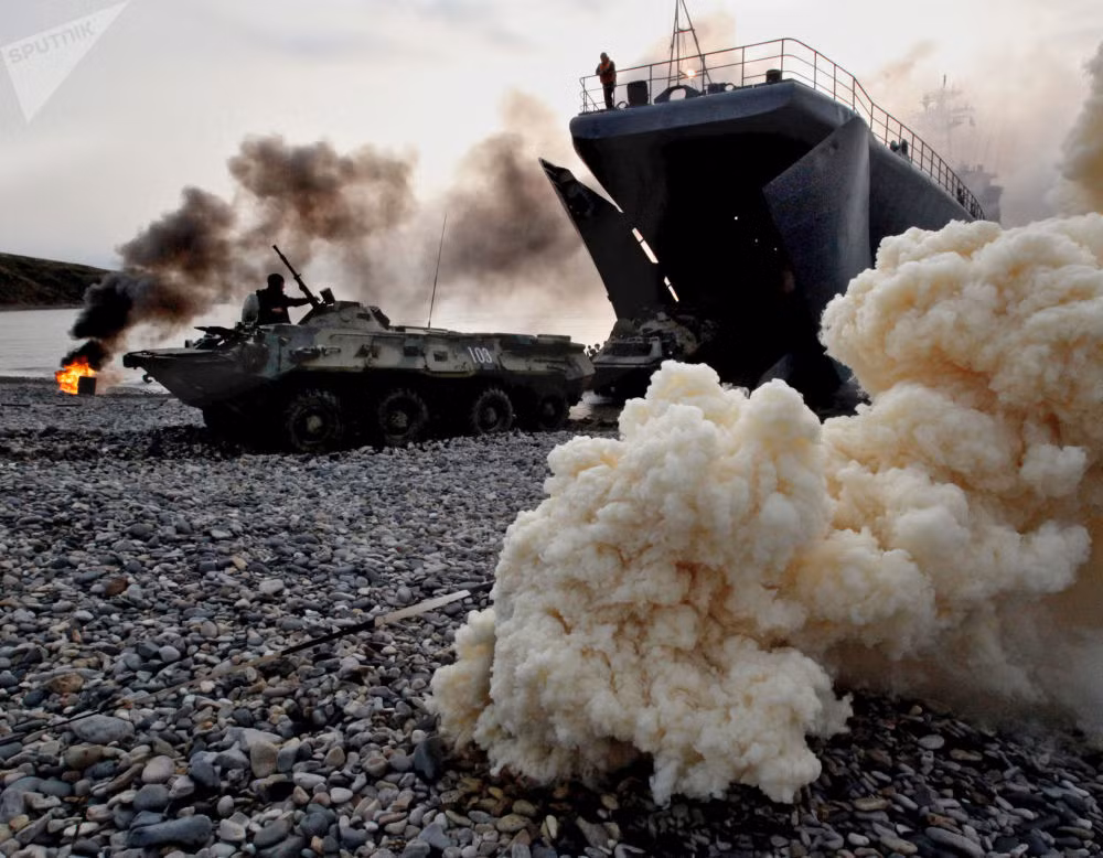 Theo hãng thông tấn Itar-Tass, đơn vị Hải quân Đánh bộ Nga đầu tiên được thành lập vào ngày 16/11/1705. Dù sau nhiều lần đổi tên trong từng giai đoạn lịch sử nhưng vai trò và sức mạnh của lực lượng Hải quân Đánh bộ Nga vẫn không thay đổi trong suốt 312 năm. Nguồn ảnh: Sputnik.