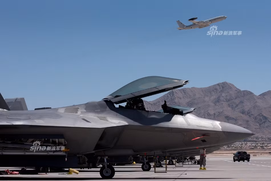 Thần tốc ngay sau đó, hàng chục chiếc F-22 khác đã được gia nhập không quân Mỹ và tính tới cuối năm 2004, Không quân Mỹ đã có 51 chiếc F-22 được đưa vào sử dụng và 22 chiếc nữa đang được đặt hàng. Nguồn ảnh: Sina.