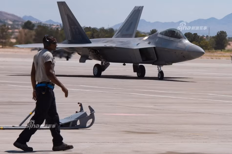 Tính tới năm 2005, chi phí cho chương trình phát striển và chế tạo đã tốn tới 70 tỷ USD. Số lượng máy bay được dự định chế tạo đã giảm từ 438 chiếc xuống 381 chiếc và cuối cùng chỉ còn 187 chiếc so với dự định từ khi F-22 còn đang nằm trên giấy là chế tạo tới... 720 chiếc. Nguồn ảnh: Sina.