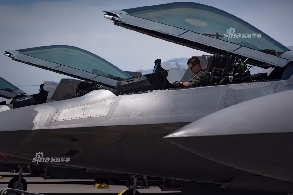 Chiến đấu cơ tàng hình đầu tiên của Mỹ được hoàn thiện chính thức vào ngày 9/4/1997, chuyến bay đầu tiên của nó diễn ra vào ngày 7/9 cùng năm và thành công mỹ mãn. Tuy nhiên, do vấp phải quá nhiều khó khăn khi lần đầu tiên chế tạo phi cơ thế hệ năm, phải mãi tới năm 2003 chiếc phi cơ F-22 đầu tiên mới được nhập biên Không quân Mỹ. Nguồn ảnh: Sina.