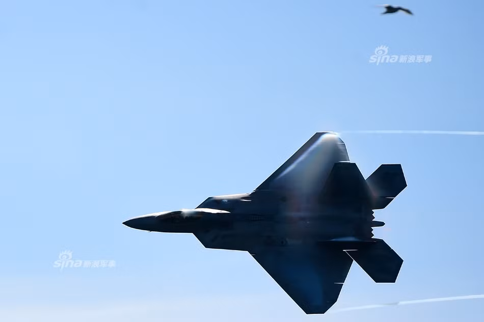 Hiện tại chiến đấu cơ F-22 đã bàn giao xong cho Không quân Hoa Kỳ. Tính đến tai nạn gần nhất vào tháng 11 năm 2012 thì số lượng F-22 mà Không quân Hoa Kỳ thực tế còn 182 chiếc F-22. Nguồn ảnh: Sina.