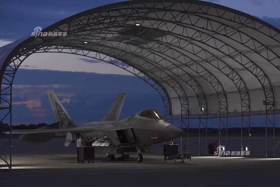 Lúc này, ý tưởng về một chiến đấu cơ hoàn toàn "tàng hình" đã được các kỹ sư Mỹ nghiên cứu và tìm hiểu. Mặc dù, vướng phải các rào cản về mặt khoa học công nghệ đương thời, các kỹ sư Mỹ vẫn tìm ra cách để chế tạo được một lớp vỏ hoàn toàn gần như tuyệt đối cho chiếc phi cơ này. Nguồn ảnh: Sina.