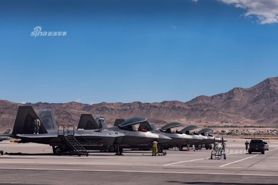 Được xác định sẽ trở thành loại chiến đấu cơ chủ lực hiện đại nhất của Không quân Mỹ trong nửa đầu thế kỷ 21 (nghĩa là từ năm 2000 tới năm 2050). F-22 Raptor là loại máy bay chiến đấu có giá đắt đỏ bậc nhất thế giới với giá thành lên tới 420 USD cho mỗi chiếc nếu tính cả chi phí phát triển. Nguồn ảnh: Sina.