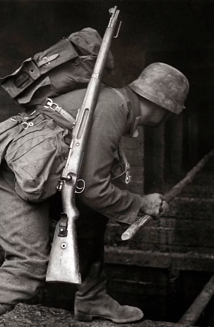 Gia tốc đầu nòng khi bắn của khẩu Kar 98k lên tới 760 mét trên giây. Khẩu súng này có trọng lượng rỗng 3,7 kg và khi được nạp đầy đạn, súng có trọng lượng tổng cộng vào khoảng 4,1 kg. Nguồn ảnh: Pinterest.