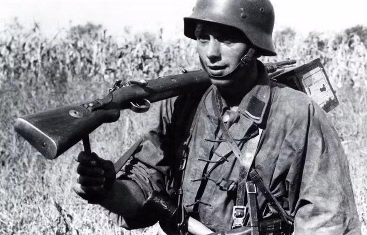 Được thiết kế dựa trên hai mẫu súng trường "đàn anh" là khẩu Mauser Standardmodel và K98b, khẩu Kar 98k kế thừa được gần như mọi đặc điểm tinh túy nhất từ những người tiền nhiệm trước đó như: Độ chính xác cao, đáng tin cậy và dễ sử dụng. Nguồn ảnh: Pinterest.