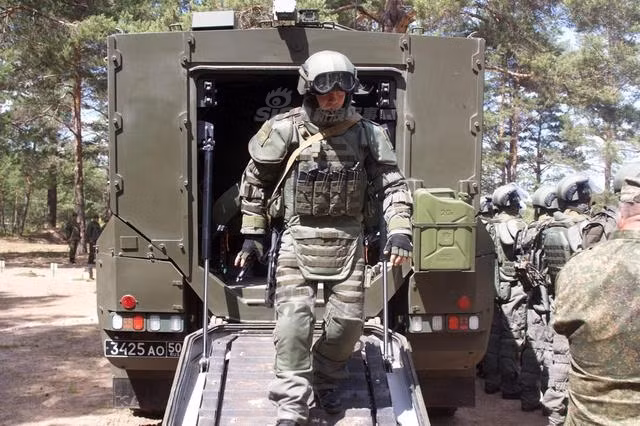 Quân trang chiến binh tương lai Ratnik của Công binh Nga tại chiến trường Syria. Bộ quân trang này dù có thiết kế trong khá nặng nề nhưng trọng lượng thực lại khá nhẹ và có thiết kế khá thoải mái cho người mặc ngay cả khi phải hoạt động tại chiến trường có nhiệt độ luôn trên 40 độ như ở Syria . Nguồn ảnh: Sina.