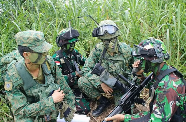 Hình ảnh một đơn vị tác chiến hỗn hợp Indonesia và Singapore trong Safkar Indopura. Nguồn ảnh: kalahitam.