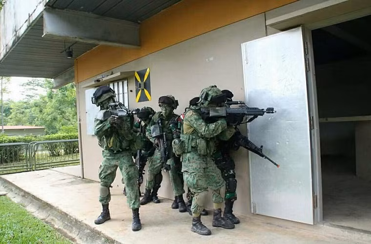 Lực lượng tác chiến đặc biệt Indonesia và Singapore tấn công đột kích giải cứu con tin bị. Nguồn ảnh: kalahitam.