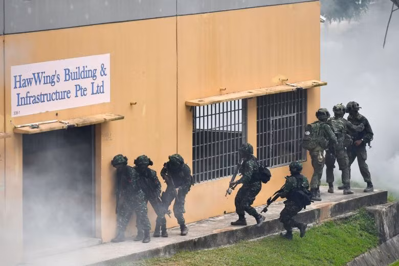 Binh lính Indonesia tấn công và giải tỏa một căn nhà dưới sự yểm trợ của lựu đạn khói cùng xe tăng Leopard 2. Nguồn ảnh: Strait.