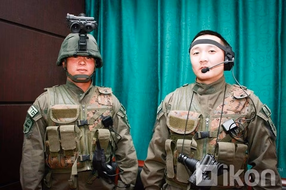 Trang thiết bị của binh lính Mông Cổ trong một buổi giới thiệu với giới truyền thông của nước này. Nguồn ảnh: Dikon.