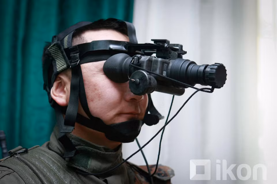 Trước đây, kính nhìn đêm được xếp vào hàng trang bị xa xỉ do nó có giá thành khá rất đắt và có "tuổi đời" sử dụng thấp. Tuy nhiên ngày nay đây đã trở thành một thiết bị không thể thiếu cho mọi lực lượng đặc nhiệm trên thế giới trong đó có con cháu của Thành Cát Tư Hãn. Nguồn ảnh: Dikon.