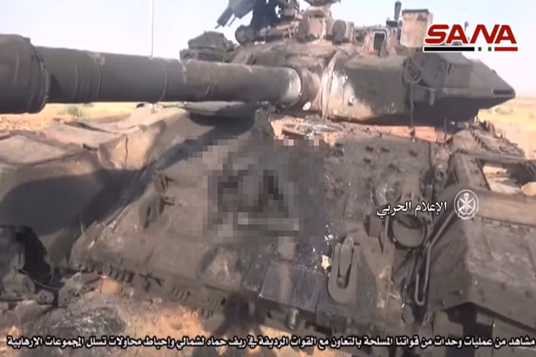 Theo đó, một chiếc T-90A của nhóm phiến quân HTS chiếm được từ phía quân chính phủ Syria đã bị quân chính phủ Syria bắn hạ bằng hỏa lực của xe tăng chiến đấu chủ lực T-72, cũng như chiếm lại một chiếc T-90A khác mà nhóm này chiếm được trước đó. Nguồn ảnh: Youtube.