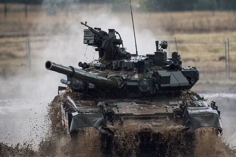 T-90A được coi là một trong những loại xe tăng có lớp bảo vệ tốt nhất thế giới hiện nay. Đây cũng là loại xe tăng đầu tiên trên thế giới được trang bị hệ thống bảo vệ 3 lớp gồm: hệ thống phòng thủ chủ động quang điện gây nhiễu Shtora-1, lớp giáp phản ứng nổ gắn ngoài, và lớp cuối cùng là vỏ giáp được kết hợp giữa thép độ bền cao và vật liệu tổng hợp (composite). Nguồn ảnh: Defence.