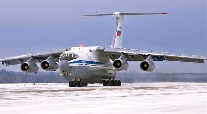 Trong khi đó, các máy bay vận tải An-12, kẻ sẽ được Il-276 thay thế hiện đang phục vụ trong không quân Nga với số lượng 58 chiếc. Đây là loại vận tải cơ ra đời từ năm 1959 và đã phục vụ được hơn 60 năm trong không quân Liên Xô và Nga. Nguồn ảnh: Airhe.