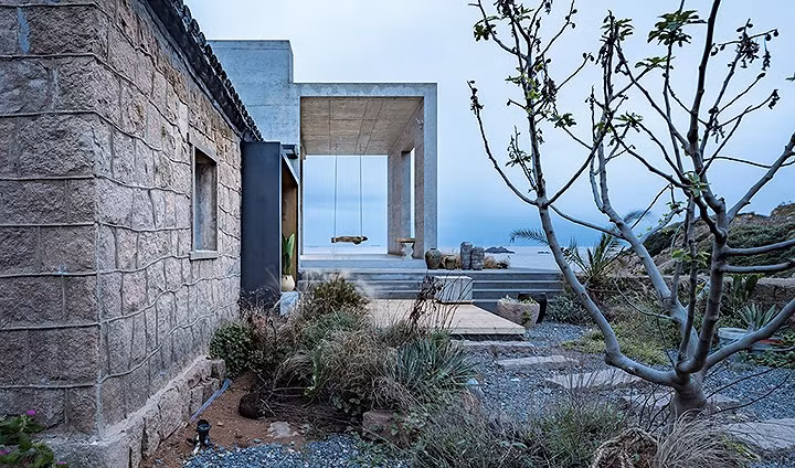 Bê tông đã được lựa chọn làm vật liệu chứng để giúp ngôi nhà chống xói mòn do khí hậu biển khắc nghiệt.