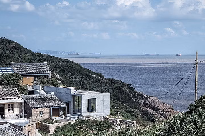 Nhìn vào cách bố trí tổng thể, ngôi nhà vẫn như một phần của ngôi làng cũ.