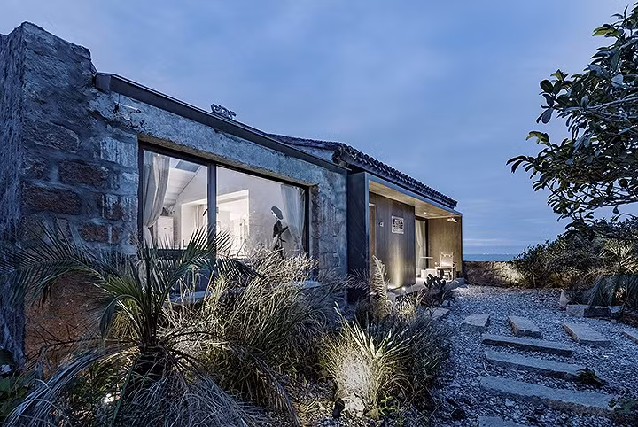 Bên cạnh các cấu trúc bằng đá, ngôi nhà sử dụng vật liệu xây dựng của họ có nguồn gốc từ địa phương kết hợp với những công nghệ hiện đại.