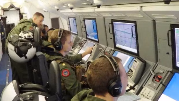 Cận cảnh bên trong khoang điều khiển của P-8 Poseidon. Từ khoang điều khiển này, các sĩ quan vận hành có thể điều khiển được hàng chục máy quay độ phân giải cao xung quanh máy bay để dò xét từng centimets mặt biển. Nguồn ảnh: Jack.