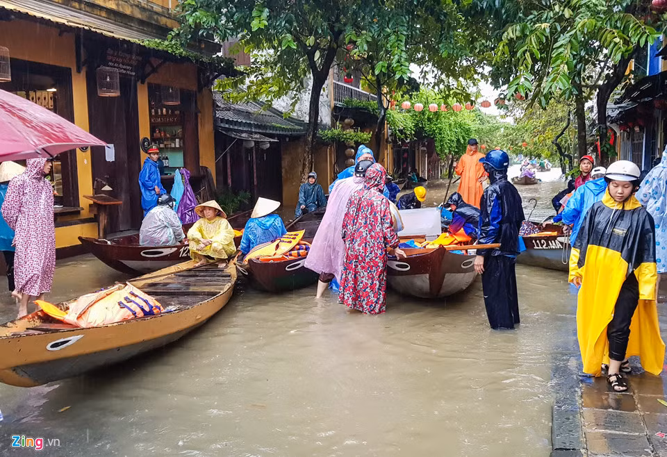 Theo những người chèo thuyền đưa du khách đi dạo, số tiền thu được nhiều hay ít phụ thuộc vào đoạn đường du khách tham quan.