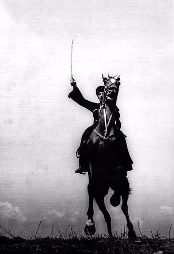 Trong thời kỳ diễn ra nội chiến ở Nga, Kỵ binh là một lực lượng không thể thiếu trên trường, bên cạnh đó là cả các phương tiện bọc thép và trọng pháo. Ảnh: Binh lính Cossack ủng hộ Lenin trong cuộc nội chiến Nga. Nguồn ảnh: Pinterest.