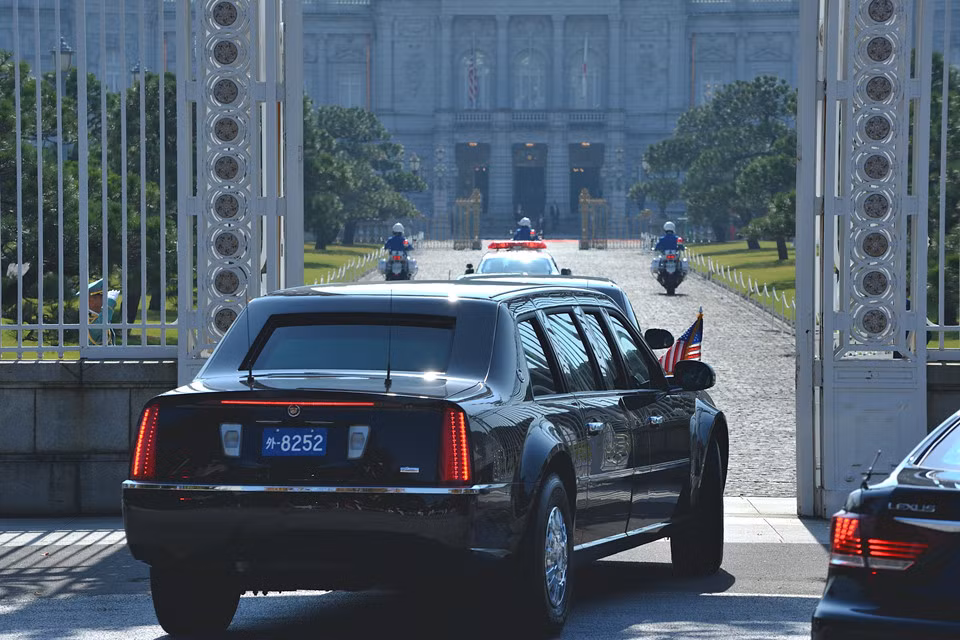 Đoàn xe chở tổng thống Mỹ tại Cung điện Akasaka. Nhật Bản là chặng dừng chân đầu tiên trong chuyến công du châu Á của ông. Ngày mai, 7/11, ông Trump sẽ lên đường thăm Hàn Quốc trước khi tới Trung Quốc, Việt Nam và Philippines.