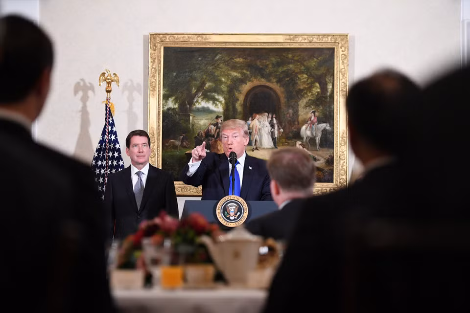 Trước khi diện kiến Nhà vua và Hoàng hậu Nhật Bản, tổng thống Mỹ phát biểu trước giới doanh nhân. Ông chỉ trích thương mại giữa Mỹ và Nhật Bản "không công bằng và mở", ngay trước khi gặp gỡ chính thức với Thủ tướng Shinzo Abe.