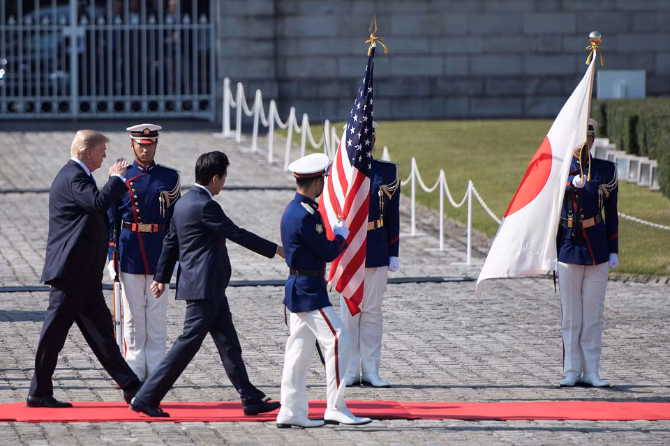 Tong thong Trump gap Nhat hoang, cung Thu tuong Abe cho ca an