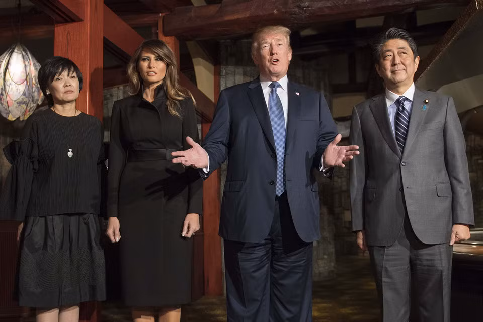 Tối 5/11, vợ chồng tổng thống Mỹ và thủ tướng Nhật dùng bữa tối với món nướng truyền thống theo kiểu Nhật tại một nhà hàng cao cấp ở Tokyo. Hai nhà lãnh đạo tỏ ra thân thiết sau một ngày với hàng loạt hoạt động như dùng bữa trưa cùng nhau, chơi golf, ký tặng mũ.