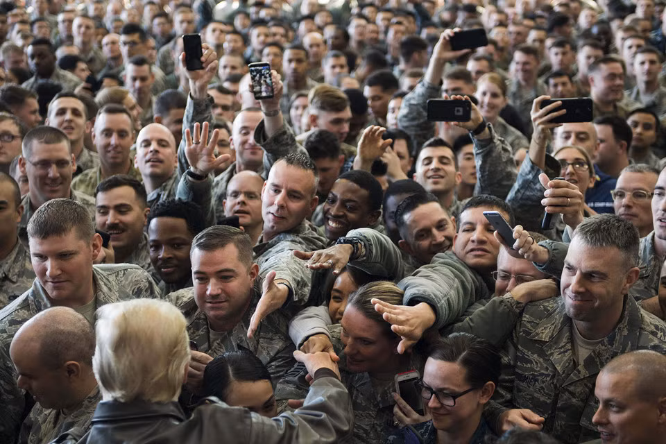 Hoạt động đầu tiên của Tổng thống Trump tại Nhật Bản là gặp gỡ và giao lưu với các quân nhân tại căn cứ không quân Yokota. Tại đây, ông ca ngợi mối quan hệ Nhật - Mỹ và gửi lời cảm ơn tới Tokyo vì đã chào đón người Mỹ và duy trì quan hệ tuyệt vời giữa hai quốc gia.