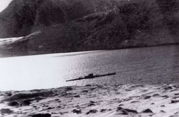 Một bức hình được cho là hình ảnh của tàu ngầm U-537 trong thời gian nó tham gia vận hành trạm thời tiết ở Newfoundland. Nguồn ảnh: Heri.