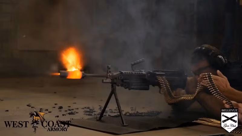 Như trong hình ta có thể thấy chỉ sau khoảng 300 phát bắn liên tục, nòng súng M249 đã nóng dần lên nhưng chưa có dấu hiệu đỏ nòng, phần nhựa ở phía đầu ruồi của súng có dấu hiệu bị chảy ra còn bộ phận giảm thanh bắt đầu nóng rực, hỏng dần. Khi này, súng sẽ có tiếng bắn rất khác, báo hiệu cho xạ thủ biết nòng súng đã quá nóng. Nguồn ảnh: Youtube.