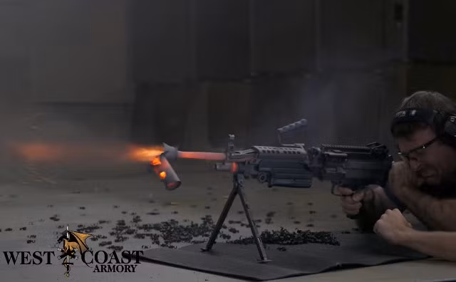 Tiếp tục bắn, đạn bay ra khỏi đầu nòng khi này không còn đạt gia tốc như tiêu chuẩn ban đầu do nòng súng đã giãn nở ra vì quá nóng, không còn khiến viên đạn đạt được tốc độ đầu nòng như thiết kế. Bộ phận giảm thanh sau khi bị nóng chảy và bị đạn từ chính nòng súng bay ra xé toạc. Nguồn ảnh: Youtube.